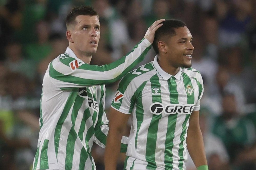 Vitor Roque Sofre Entorse no Tornozelo e Desfalca o Real Betis nas Próximas Semanas