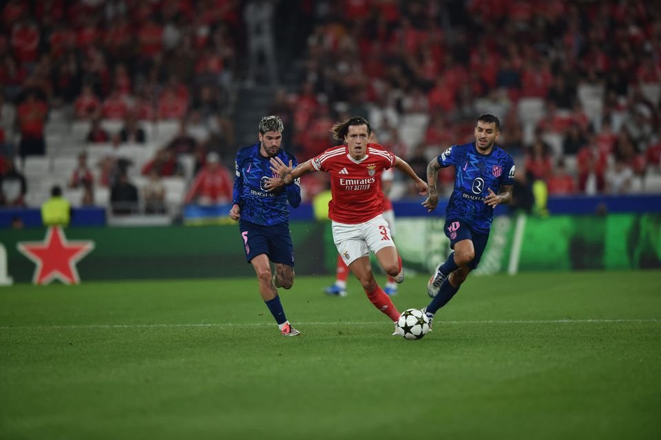 Oblak brilha em noite de erros defensivos do Atlético Madrid; Benfica aproveita e goleia